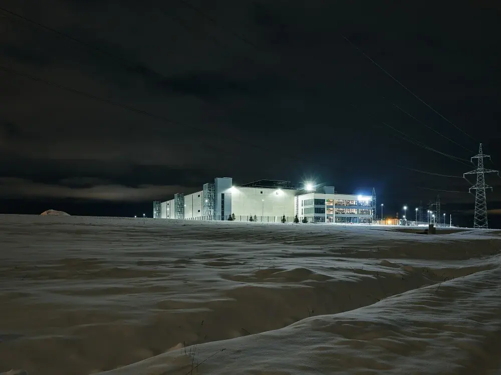 Greenergy Data Centersi kompleks valgustatuna talveöösel.